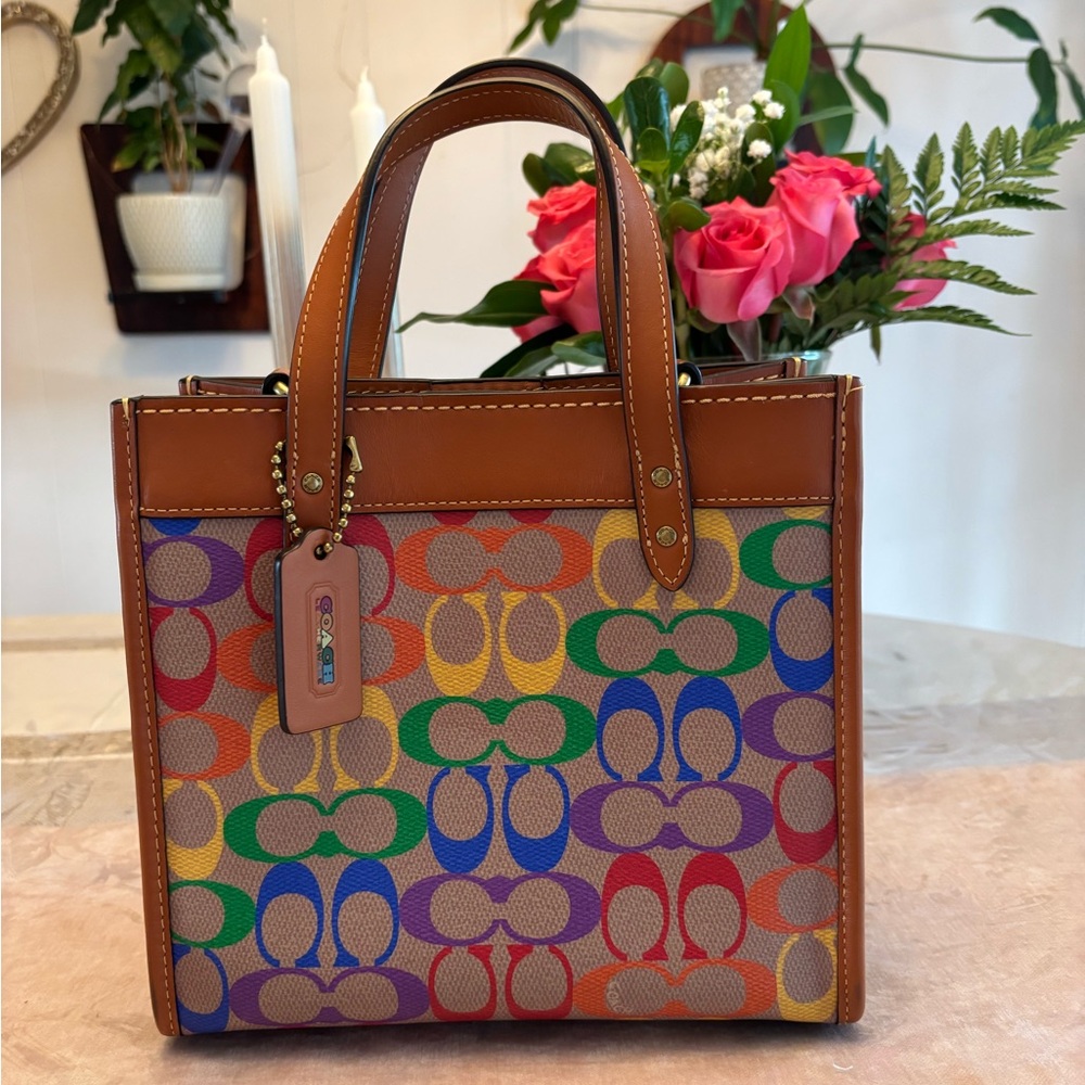 Coach 22 field tote in pride